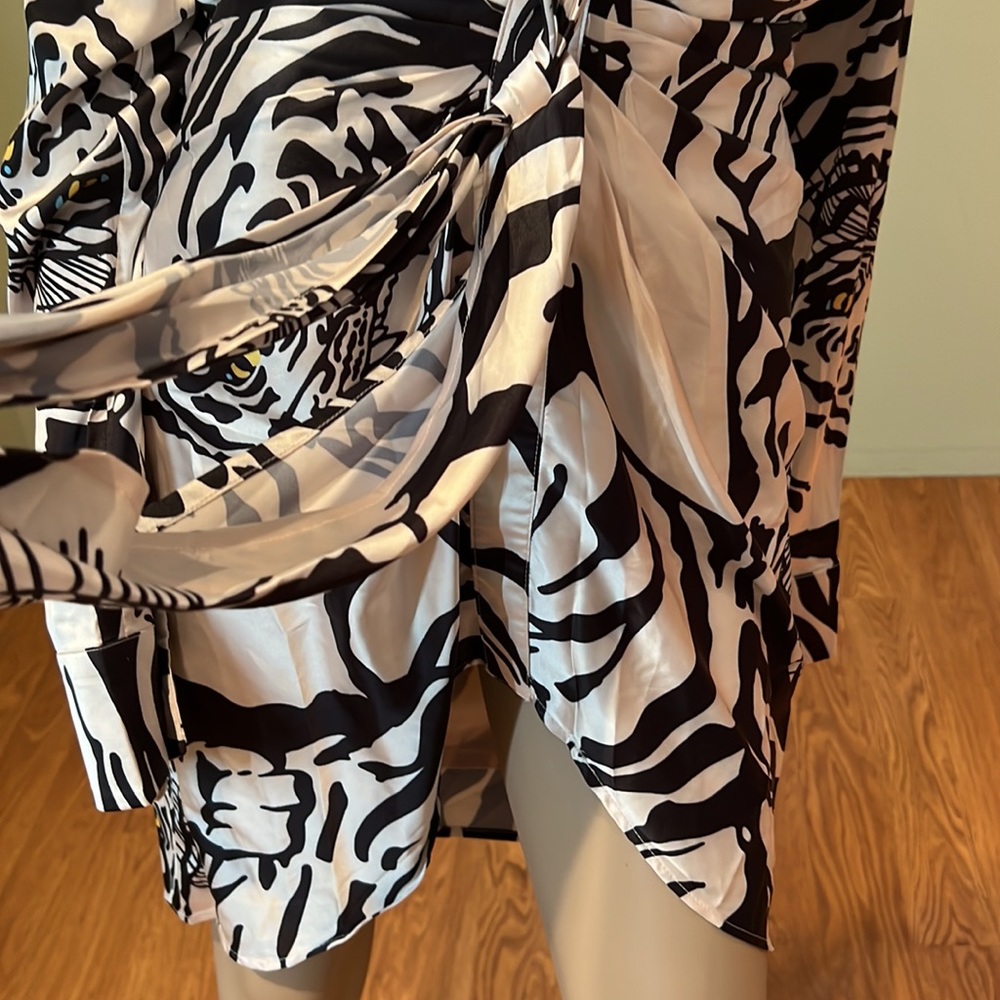 Akira She's Dangerous Low V Mini Dress Ivory Colored With Lion Faces Size XL - Picture 6 of 10